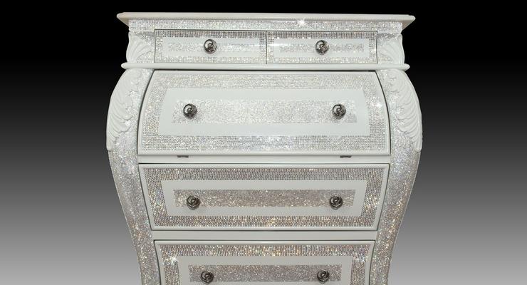 В США представили антикварный стол с кристаллами Swarovski за 450 тысяч