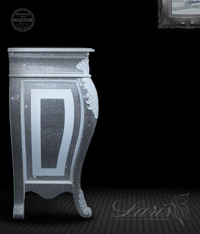 В США представили антикварный стол с кристаллами Swarovski за 450 тысяч