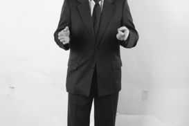 Руки - из карманов