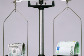 Евро – почти доллар: что повлияло на курс