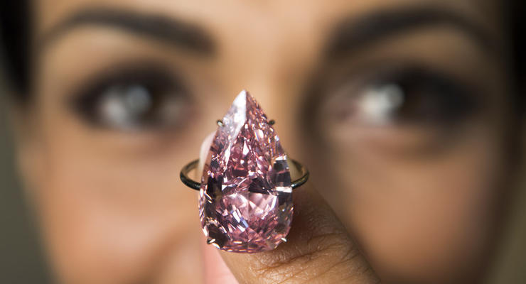 Редкий розовый бриллиант продали на аукционе за 18 миллионов долларов