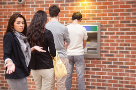 Украинцы начали жаловаться на активное блокирование банковских карт