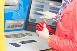 Денежные переводы из Украины в РФ подорожали в два раза - СМИ