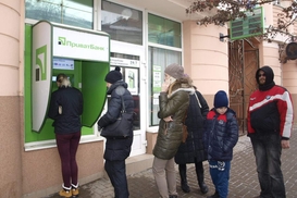 Украинцев призывают не паниковать из-за ПриватБанка