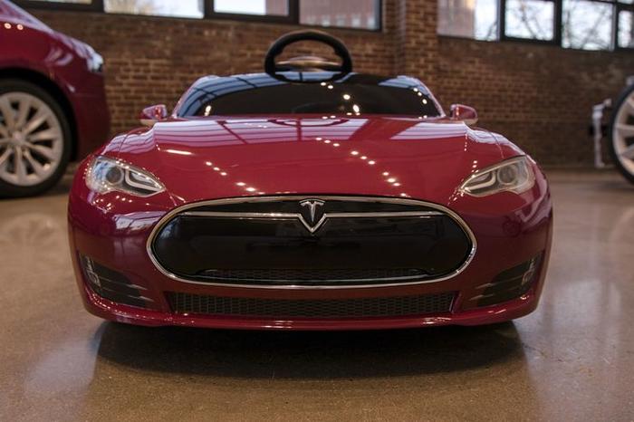Tesla представила электрокар по цене смартфона