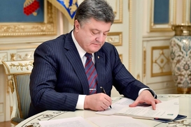 Порошенко одобрил штраф за выплату зарплат "в конверте"