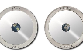В Латвии выпустили полупрозрачную монету