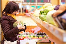 Украинцам продавали фальсификат и просроченные товары на праздники