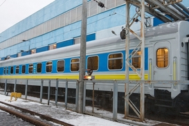 УЗ отправляет в первый рейс поезд с вагонами-трансформерами