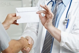 В каких случаях передача денег врачу не считается взяткой - юрист