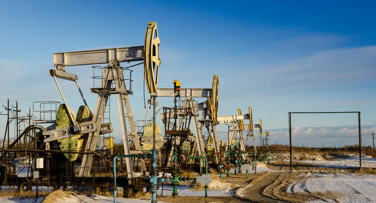 Нефть торгуется выше 56 долларов за баррель