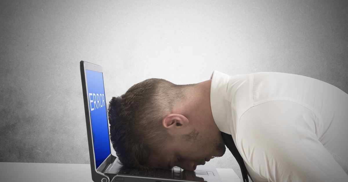 человек за компьютером. человек перед компьютером. человек спит за столом. сон монитор компьютера. человек за ноутом.