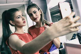 Украинкам предлагают необычные услуги в интернете к 8 марта