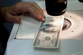 Украинцы активно продавали валюту в феврале