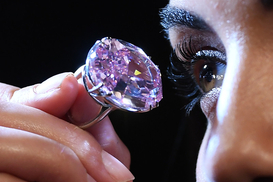 Бриллиант Розовая звезда продан за рекордный 71 миллион долларов
