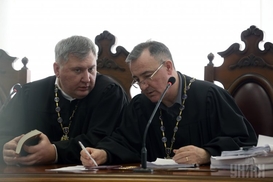 В Конституционном суде требуют зарплаты в 45 раз выше средних по Украине