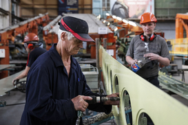 В каких сферах украинцам готовы платить высокие зарплаты