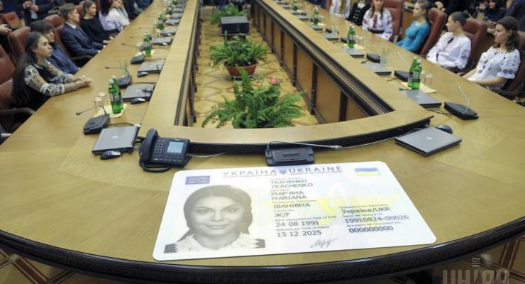 В НБУ объяснили, как должны обслуживать украинцев с ID-картами