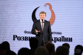 Стало известно, сколько платит своим банкирам Ахметов