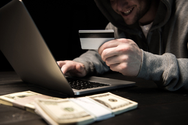 Украинцев массово обманывают аферисты под видом банкиров и чиновников