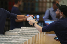 В ГФС объяснили, почему таможенники "потрошат" посылки