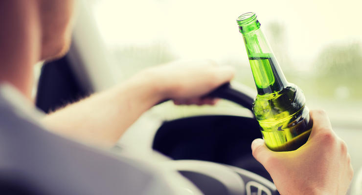 Пьяных водителей хотят ловить на дорогах, а отказ от алкотестера запретят