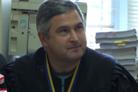 Судья с двумя квартирами и домом получил служебное жилье