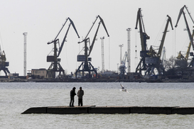 Китайская компания начала углублять дно в порту Южный