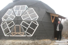 Украинец построил уникальный дом и платит за "коммуналку" 100 грн/мес