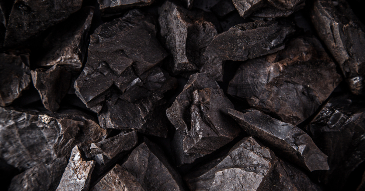 Каменный уголь плотный. Слабоуглифицированный бурый уголь. Уголь руда. Каменный и бурый уголь. Черный и бурый уголь.