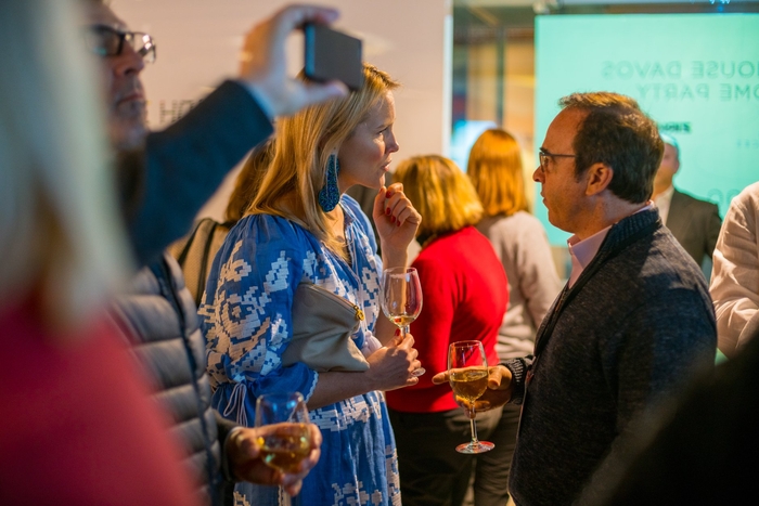 Коньяк, вино и легкие закуски. Чем угощали посетителей Украинского Дома в Давосе