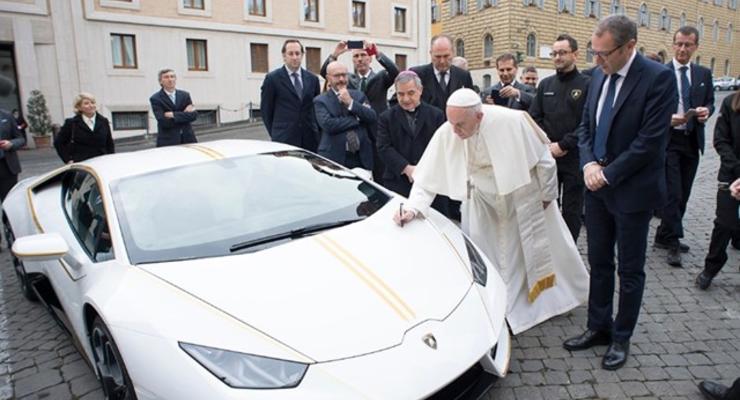 Папа Римский продаст на аукционе свой Lamborghini