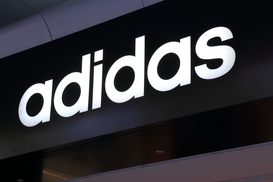 Adidas удалил с сайтов продукцию с советской символикой