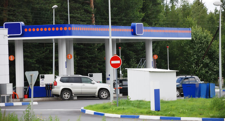 На заправках Украины стремительно дорожает бензин