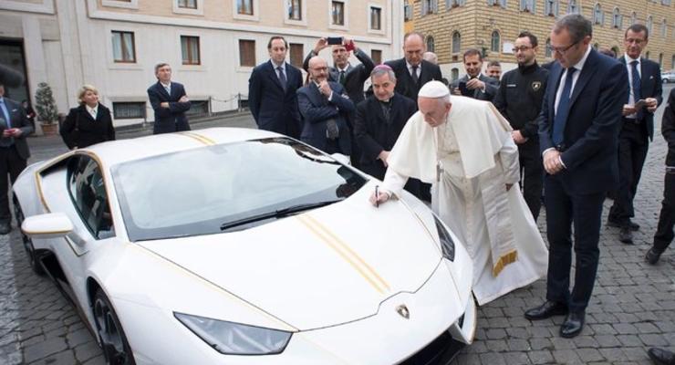 Lamborghini с подписью Папы Римского разыграют в лотерею