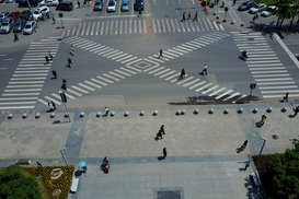 На украинских дорогах могут появиться диагональные пешеходные переходы