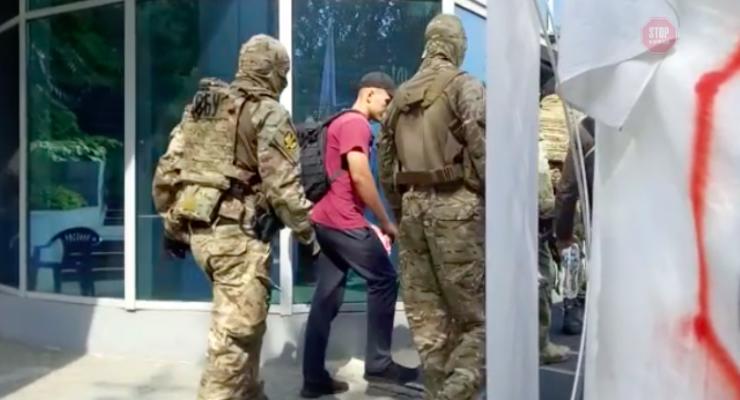 Силовики провели обыски в здании ГФС в Днепре: Опубликовано видео