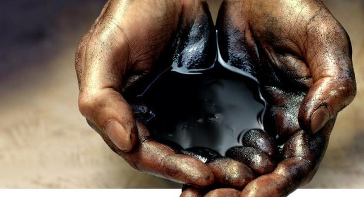 Нефть умеренно дорожает