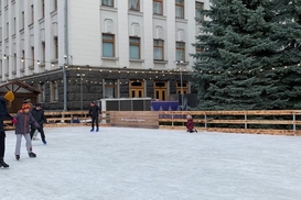 Под Офисом президента открыли бесплатный каток