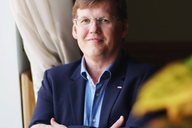 Стало известно, кому повысили зарплату до 100 тыс грн, а кого оставили на потом