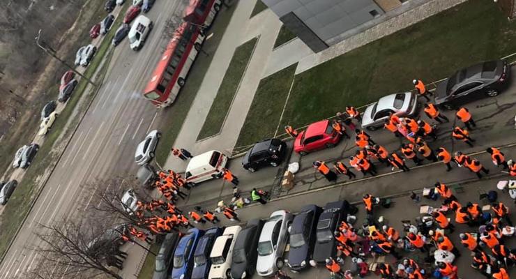 "Нагнетают обстановку": Работники завода Коломойского перекрыли въезд к главному офису Приватбанка
