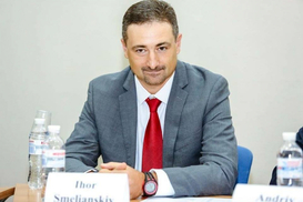 Зарплата Смелянского привязана к зарплате почтальона