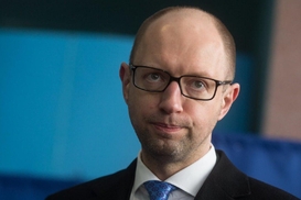 "За спиной президента Ахметов возвращает в политику Яценюка" - политолог