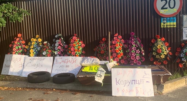 Перформанс с гробами и венками / twitter.com