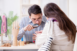 Украинцы стали брать меньше денег в ломбардах: Статистика