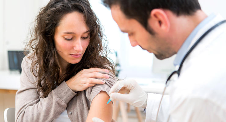 Польша вакцинирует от коронавируса украинцев, которые находятся в стране легально