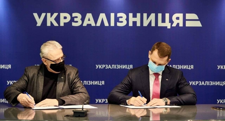 Иван Юрик и Вадим Бубняк подписывают соглашение о повышении окладов  / uz.gov.ua