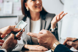 Украинцы продали рекордное количество валюты за месяц