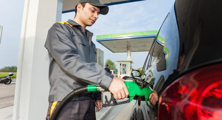 Бензин в Украине подешевел: Почем сегодня литр