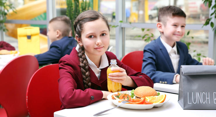Меньше соли и никакой колбасы: В украинских школах вводят новое меню